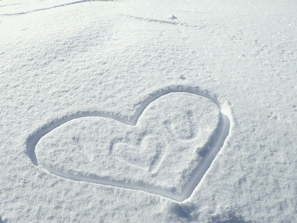 I L U heart written in the snow